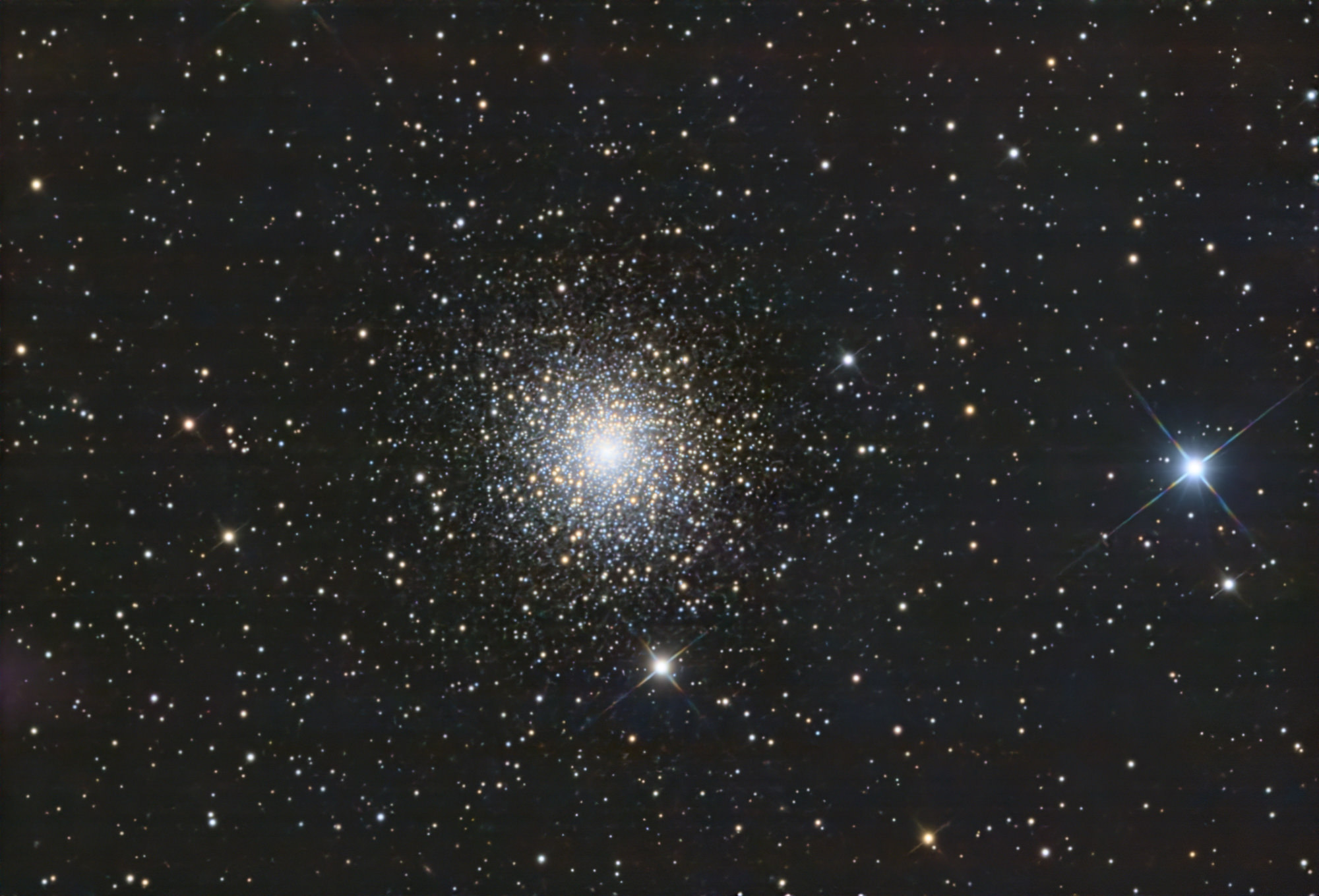 Der Kugelsternhaufen Messier 15 ist einer der dichtesten, die je entdeckt wurden, mit sehr heißen blauen Sternen und kühleren orangefarbenen Sternen, die sich in Richtung seines hellen Kerns konzentrieren. M 15 befindet sich im Sternbild Pegasus, 33600 Lichtjahre von der Erde entfernt.